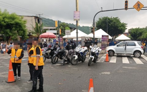 Agentes de la Policía Nacional ejecutan controles para garantizar la seguridad de los asistentes al denominado Partido de la Historia, que será protagonizado por Lionel Messi.