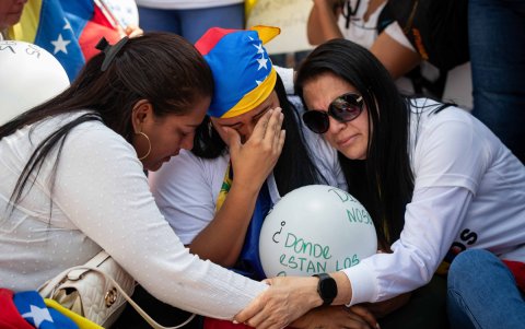 Personas lloran durante una protesta alrededor de El Helicoide este sábado 7 de febrero, en Caracas (Venezuela).