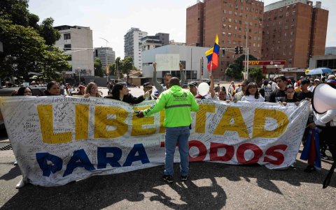Un funcionario de la Policía Nacional Bolivariana bloquea el paso a familiares de presos políticos durante una protesta alrededor de El Helicoide este sábado 7 de febrero, en Caracas (Venezuela).