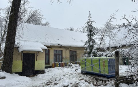 Voluntarios polacos entregan un generador diésel de 1,1 toneladas a un gran orfanato en Vorzel, cerca de Kiev.