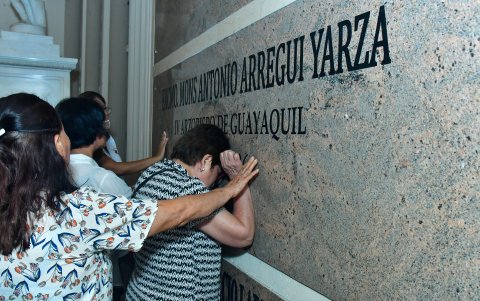 Fieles católicas se despidieron del arzobispo emérito de Guayaquil, Antonio Arregui, al pie de su tumba, en la Catedral metropolitana.