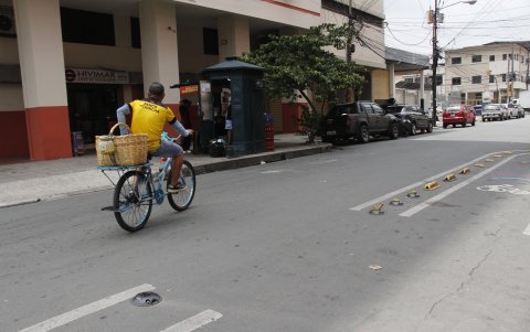 La ciclovía que se construyó después de la pandemia no ha recibido mantenimiento, lo que hace que elementos como los bolardos se hayan perdido.