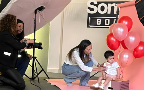 Ana Verónica Andrade, fotógrafa especializada en retratos de bebés, compartiendo su experiencia y consejos en el Sony Alpha Bootcamp en Quito.