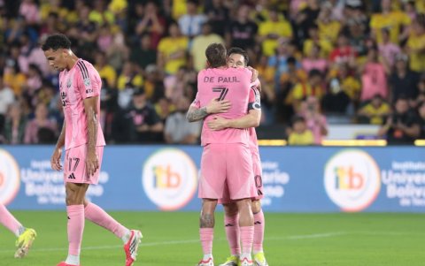 Lionel Messi y Rodrigo De Paul festejando el gol de La Pulga en el estadio Monumental.