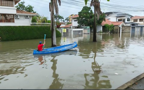 En el sector Unioro, una familia tuvo que movilizarse en una canoa para poder salir de su vivienda.