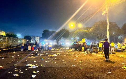 El operativo de limpieza, realizado durante la noche y madrugada del domingo, estuvo a cargo de Urvaseo y la Dirección de Aseo Cantonal.