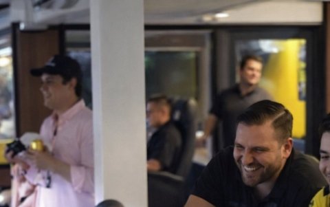 El presidente de la Asamblea Nacional, Niels Olsen (i), y el presidente del CPCCS, Andrés Fantoni (d), en el Partido de la Historia donde jugó Lionel Messi.