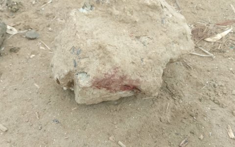 Aparentes manchas de sangre había en piedras que estaban en el lugar donde se encontró el cadáver.