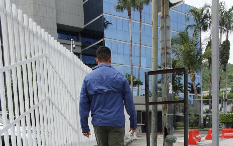 Tapas rotas y mobiliario metálico oxidado hay en los exteriores del gerontológico municipal que está en el norte de Guayaquil.