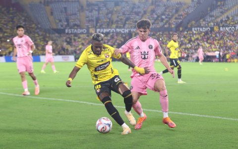 Bryan Carabalí, del Barcelona,  intenta eludir la marca de Noah Allen, lateral del Inter Miami.