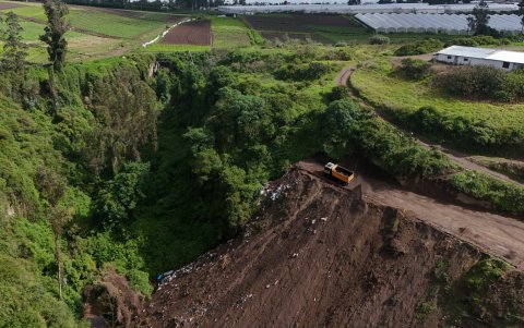 Volquetes llegan a la quebrada a descargar escombros y basura.