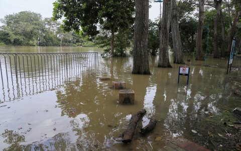 Zona afectada en el parque lineal La Ronda del Sinú, debido a inundaciones por el desbordamiento del río Sinú en Montería (Colombia).