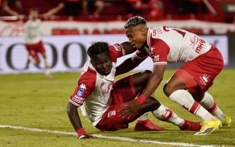 Jordy Caicedo (i), contra San Lorenzo, anotó su cuarto gol en el fútbol de Argentina.