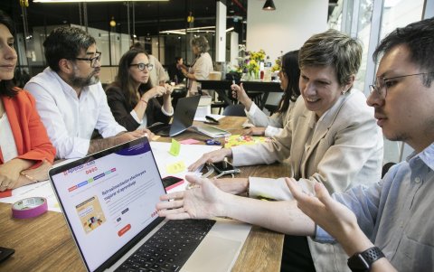 Reconocida por el Foro Económico Mundial por su aporte al emprendimiento social, Raad defiende una educación más humana, activa y conectada con los desafíos reales.