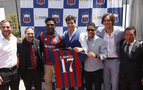 l presidente de Deportivo Quito, José Pardo, presenta a Roberto “La Tuka” Ordóñez como refuerzo para 2026, en un acto donde destacó la meta de ascender este año.