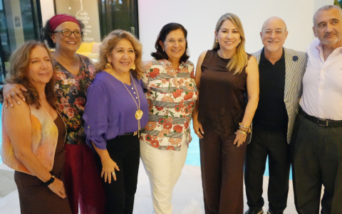 Rocío de Álvarez, Narcisa Obando, Patricia Sotomayor, Zoila Laad, Carmen Vásquez, Gustavo Pareja y César Villavicencio.