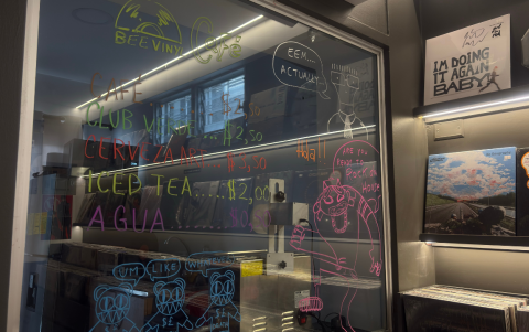 Acompañar la escucha de un nuevo vinilo con un café, una cerveza artesanal, etc.; forma parte de la visión de confort de Yánez.