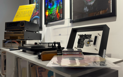 Espacio de reproducción de vinilos dentro de la tienda.