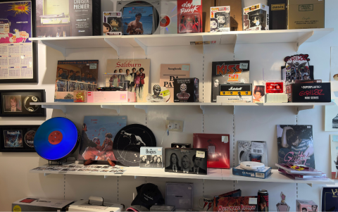 El espacio al lado del mostrador de la tienda expone varios géneros musicales, en diferentes formatos véase: box sets.