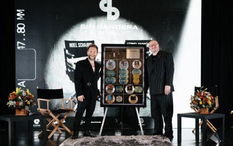 Sin Bandera se formó en el año 2000 en Ciudad de México, cuando Leonel García y Noel Schajris coincidieron