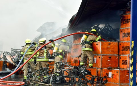 Nivel de alarma: La emergencia fue clasificada como alarma 3, el nivel más alto para incendios estructurales.