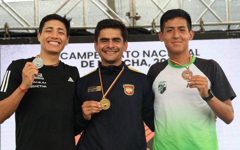Jordy Jiménez (C) posa junto al segundo y tercer puesto de la competencia.