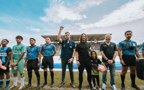 El exfutbolista español Carles Puyol compartió una jornada deportiva y educativa con más de mil estudiantes de la Unidad Educativa Fe y Alegría, en el Suburbio Oeste de Guayaquil.