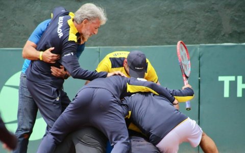 Los jugadores del equipo nacional de Copa Davis celebran la victoria 3-1 sobre Austarlia en Quito.