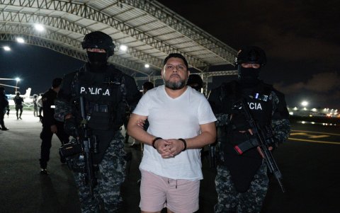 Leonardo Cortázar extraditado desde Panamá y trasladado hacia la Cárcel del Encuentro en Ecuador.