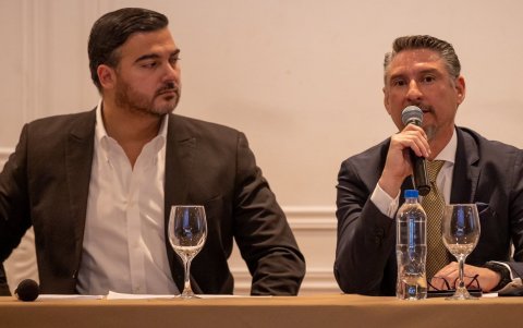 Antonio Álvarez junto a Miguel Montalvo (d), directivos de Barcelona SC.