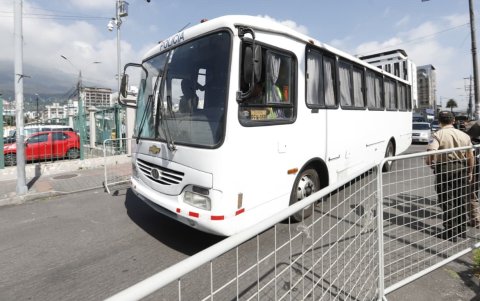 Un bus escoltado por la Policía llegó con los procesados por el caso Goleada a la Unidad Anticorrupción de Quito.