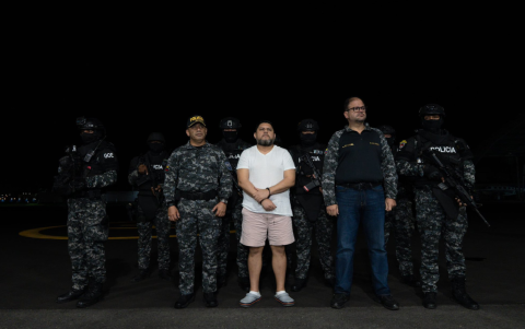 Leonardo Cortázar, implicado en el Caso Encuentro, llega extraditado a Ecuador bajo custodia policial para enfrentar la investigación de la Fiscalía por presunta corrupción.