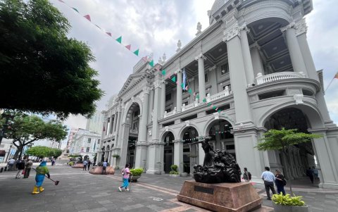 Ambiente en las afueras del Municipio de Guayaquil.