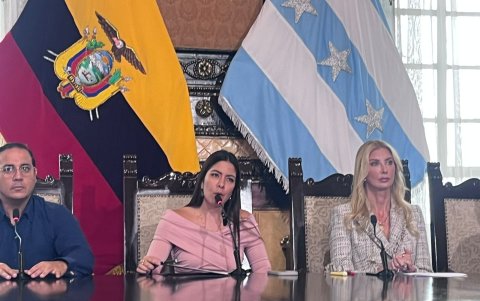 Tatiana Coronel, vicealcaldesa de Guayaquil, ofreció declaraciones junto a concejales que expresaron su respaldo al alcalde Aquiles Álvarez.