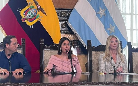 Tatiana Coronel, alcaldesa subrogante de Guayaquil junto a Diab.