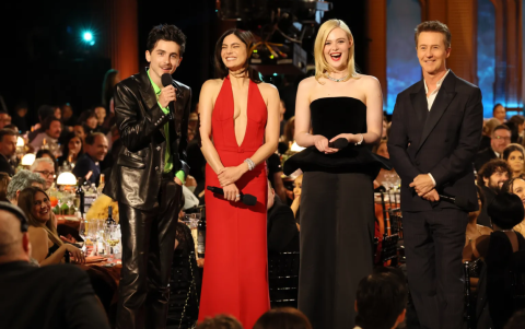 Timothée Chalamet, Elle Fanning, Monica Barbaro durante los SAG Awards 2025.