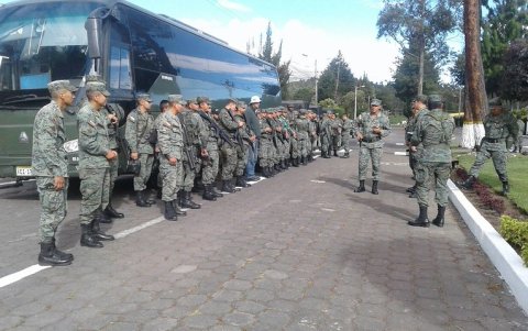 El jefe del Comando Conjunto de las Fuerzas Armadas estableció filtros y evaluaciones para acreditar a medios en actos oficiales.