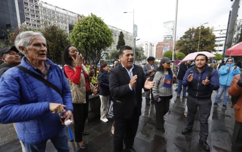 Asambleístas de la Revolución Ciudadana y simpatizantes del alcalde Aquiles Álvarez llegan al Complejo Judicial Norte de Quito para expresar su respaldo.