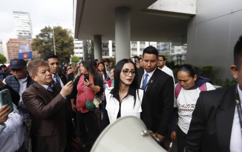 La asambleísta Viviana Veloz llega al Complejo Judicial Norte de Quito para expresar su respaldo al alcalde Aquiles Álvarez.