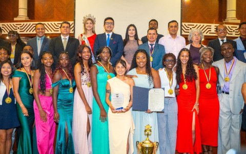 Juleisy rodeada de todos los deportistas que fueron reconocidos en la Gala.