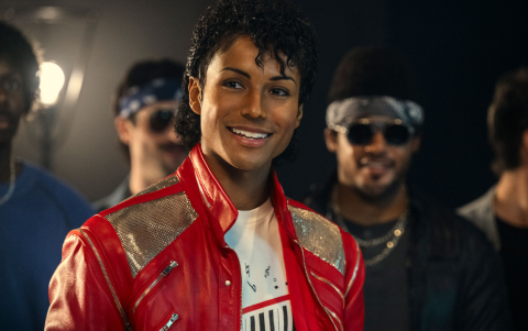 Jaafar Jackson caracterizado como el Rey del Pop en el video musical, Thriller