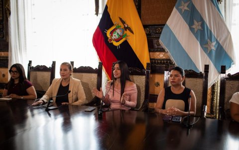 Tatiana Coronel, vicealcaldesa de Guayaquil, ofreció declaraciones junto a concejales que expresaron su respaldo al alcalde Aquiles Álvarez.
