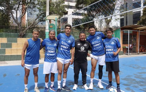 Stinky (segundo a la derecha) aporta con experiencia a Granaderos.