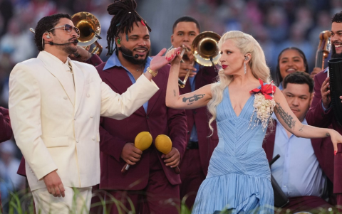 Lady Gaga formó parte del show como invitada sorpresa, interpretando singles como Die with a Smile versión salsa.