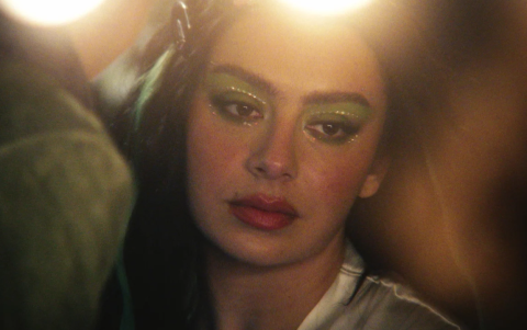 Charli xcx en The Moment, falso documental producido por A24 y dirigido por Aidan Zamiri.