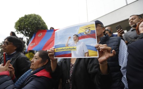 Simpatizantes del alcalde Aquiles Álvarez en los alrededores del Complejo Judicial Norte, en Quito