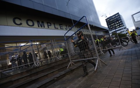 La Policía Nacional instala vallas metálicas y refuerza el resguardo en los exteriores del Complejo Judicial Norte, en Quito.