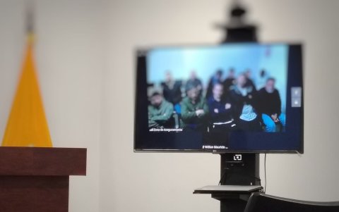 Aquiles Alvarez, el alcalde de Guayaquil, y otras diez personas personas siguen la audiencia.