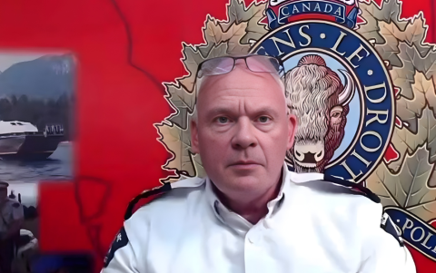 El portavoz de la Policía Montada de Canadá ofreció detalles preliminares sobre el tiroteo escolar y los hallazgos en una vivienda cercana