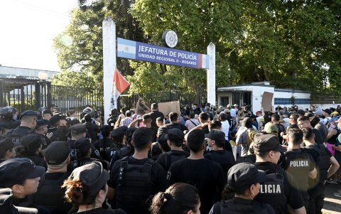 Policías se manifiestan en reclamo de los incrementos salariales y mejores condiciones laborales, en la Jefatura de Policía de Santa Fe, en Rosario (Argentina).